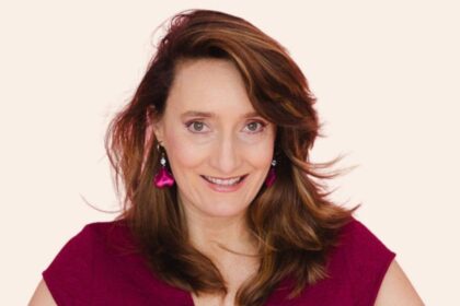 Festival d’Avignon 2026 : Audrey Lamarque explore les mémoires familiales dans un seule-en-scène