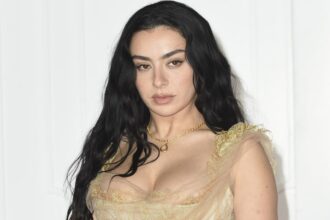 Charli XCX fait ses débuts dans un rôle principal au cinéma avec Eruption