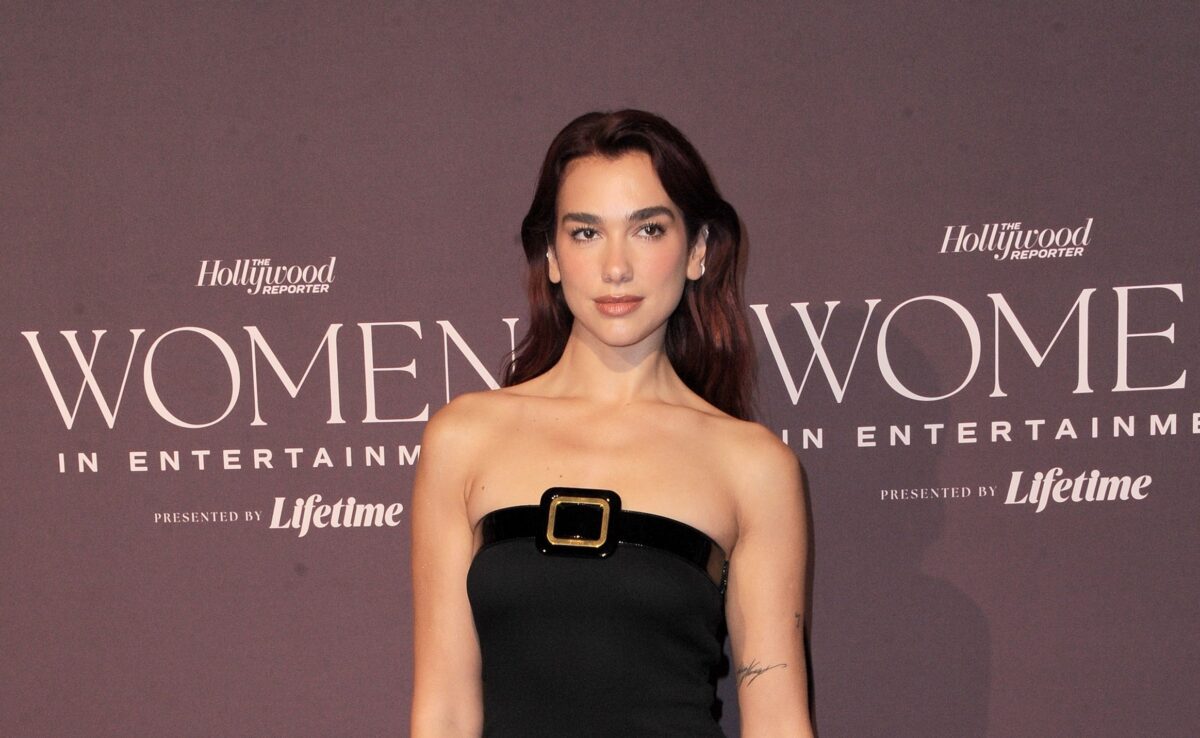 Dua Lipa inaugure au Portugal une bibliothèque consacrée aux livres censurés