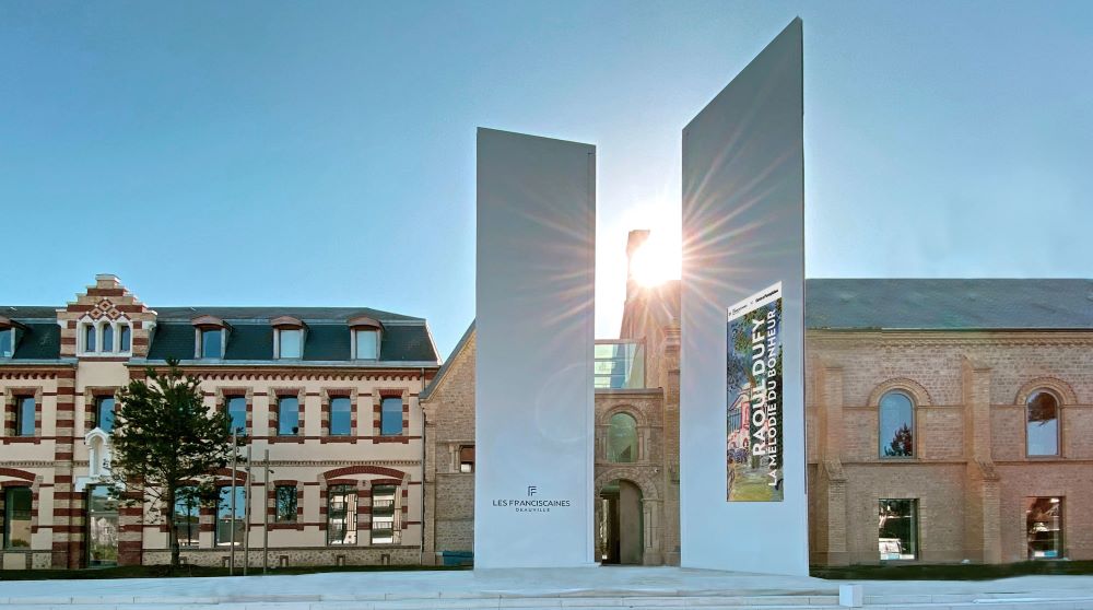 À Deauville, Clara Rivault imagine un vitrail contemporain pour Les Franciscaines