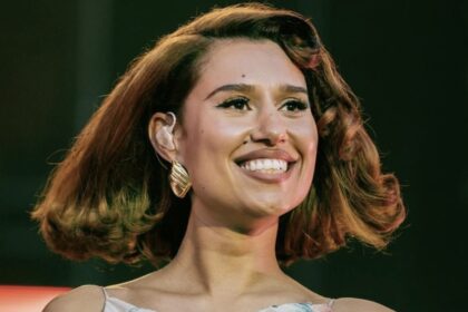 RAYE : comment une chanteuse rejetée par son label est devenue le symbole de la liberté artistique