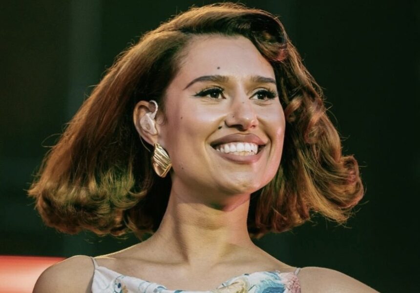 RAYE : comment une chanteuse rejetée par son label est devenue le symbole de la liberté artistique