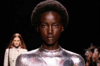 Anok Yai : pourquoi le mannequin de l'année sera l'un des visages à suivre pendant la Fashion Week de Paris