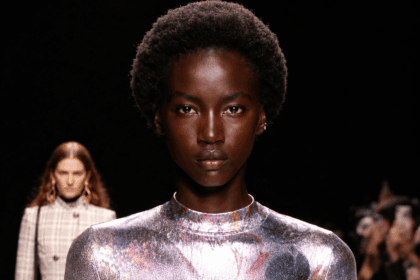 Anok Yai : pourquoi le mannequin de l'année sera l'un des visages à suivre pendant la Fashion Week de Paris