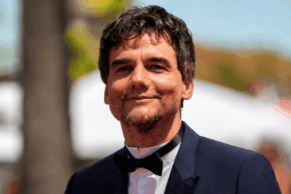 Après plusieurs années consacrées au cinéma et aux séries, Wagner Moura signe un retour remarqué au théâtre. L'acteur brésilien, connu dans le monde entier pour son rôle de Pablo Escobar dans Narcos, est à l'affiche de Un procès – après l'ennemi du peuple, présenté au Gymnase du lycée Aubanel dans le cadre du Festival d'Avignon 2026. Le spectacle est mis en scène par Christiane Jatahy, avec qui il collabore depuis longtemps. Ensemble, ils proposent une nouvelle lecture de Un ennemi du peuple, la célèbre pièce d'Henrik Ibsen publiée en 1882. Plutôt qu'une adaptation fidèle, ils imaginent ce qui pourrait arriver après les événements du texte original.