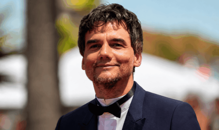 Après plusieurs années consacrées au cinéma et aux séries, Wagner Moura signe un retour remarqué au théâtre. L'acteur brésilien, connu dans le monde entier pour son rôle de Pablo Escobar dans Narcos, est à l'affiche de Un procès – après l'ennemi du peuple, présenté au Gymnase du lycée Aubanel dans le cadre du Festival d'Avignon 2026. Le spectacle est mis en scène par Christiane Jatahy, avec qui il collabore depuis longtemps. Ensemble, ils proposent une nouvelle lecture de Un ennemi du peuple, la célèbre pièce d'Henrik Ibsen publiée en 1882. Plutôt qu'une adaptation fidèle, ils imaginent ce qui pourrait arriver après les événements du texte original.