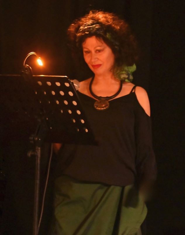 « Arabesques purpurines » : Carolyne Cannella cherche la lumière
