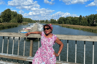 Maggy de Coster explore ses racines entre Cuba et Haïti dans "Au nom de ma mère"