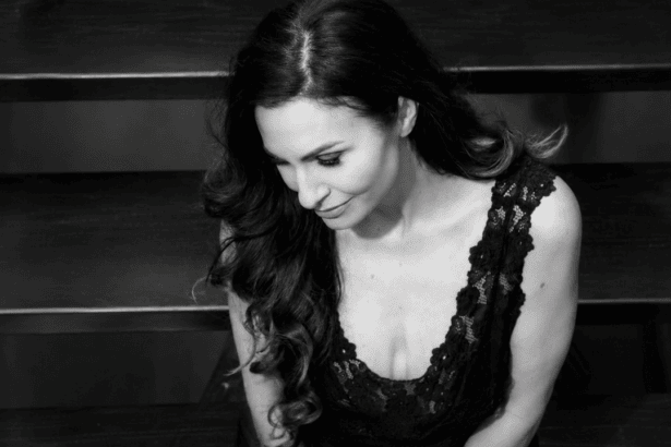 Tonia Evans revisite « Running Up That Hill » de Kate Bush