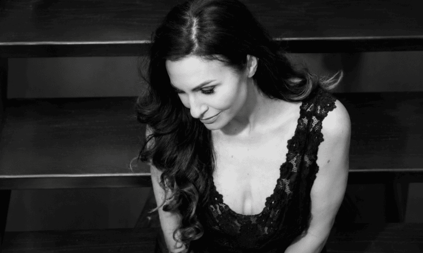 Tonia Evans revisite « Running Up That Hill » de Kate Bush