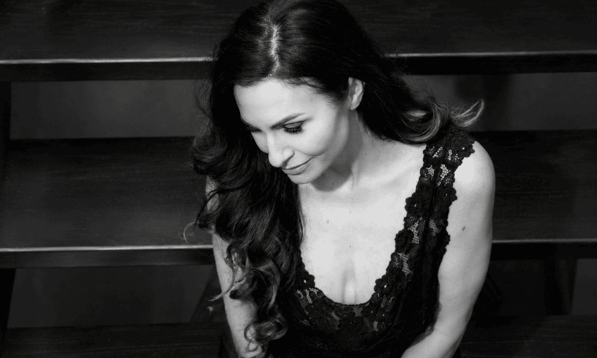 Tonia Evans revisite « Running Up That Hill » de Kate Bush