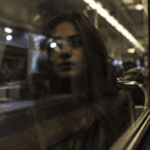 Femme pensive dans le métro.