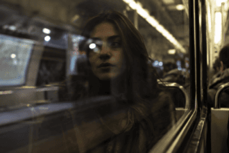 Femme pensive dans le métro.