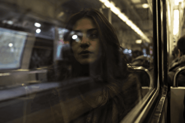 Femme pensive dans le métro.