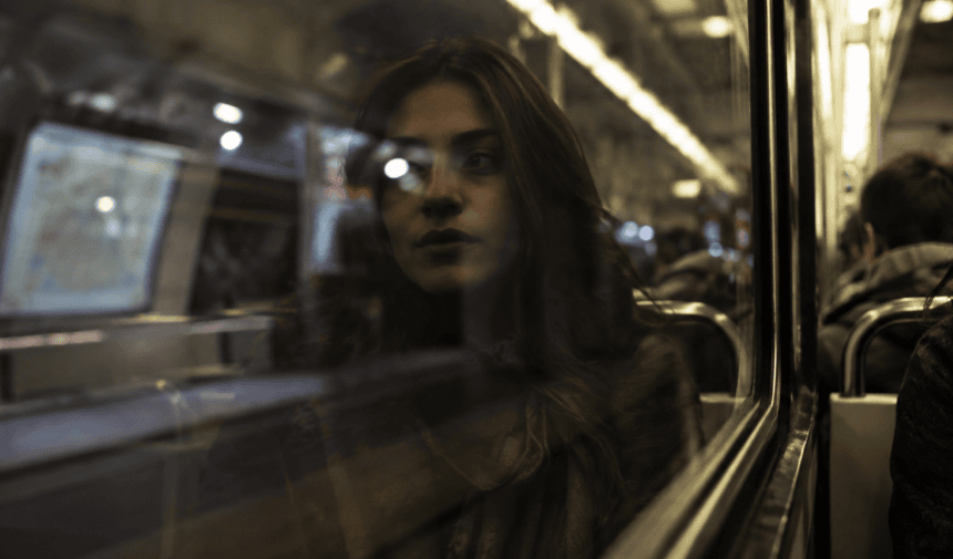 Femme pensive dans le métro.