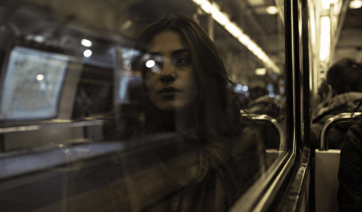 Femme pensive dans le métro.