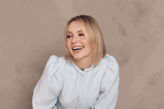 Qui est ALYA, la chanteuse qui raconte son histoire d’amour en musique ?
