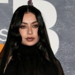 Charli XCX rejoint Leonardo DiCaprio dans le prochain film de Martin Scorsese