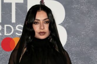 Charli XCX rejoint Leonardo DiCaprio dans le prochain film de Martin Scorsese